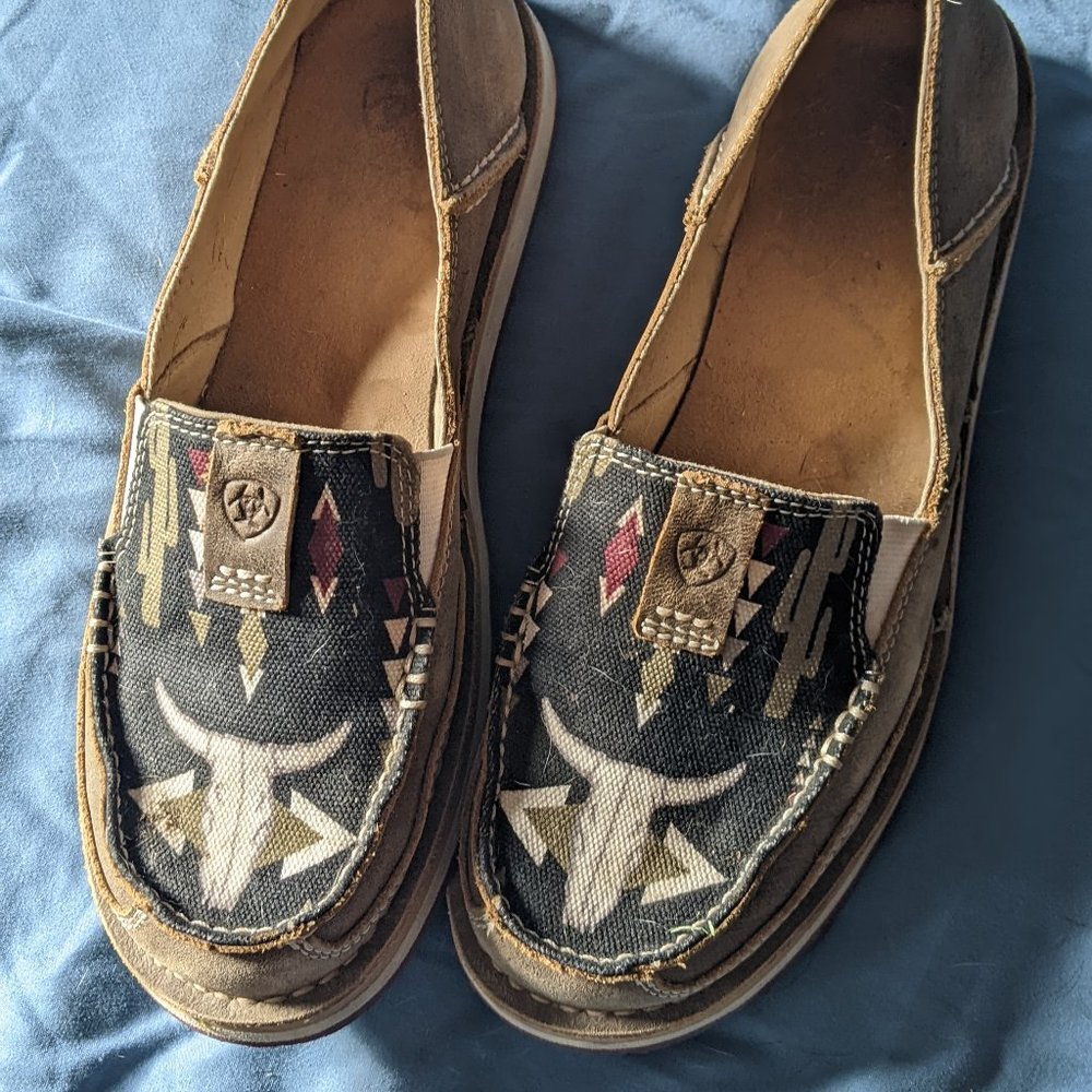 8.5 Ariat Cruisers